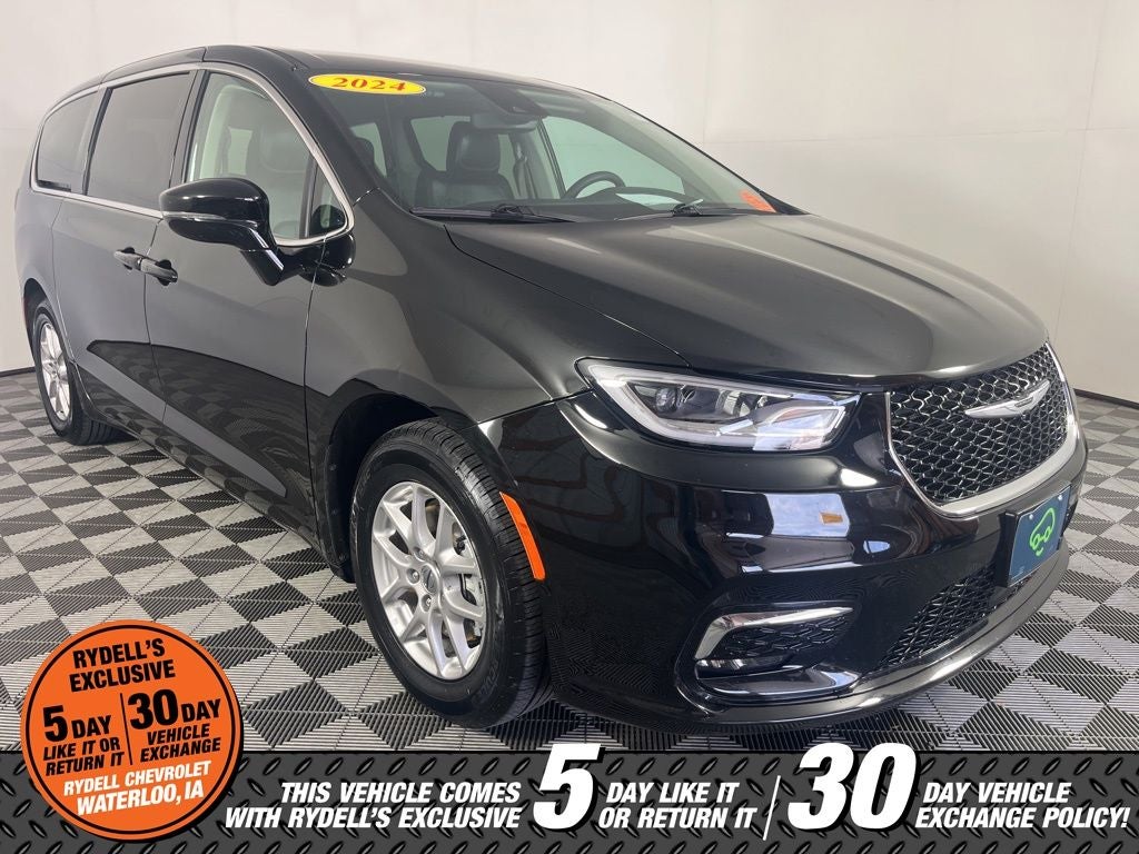 2024 Chrysler Pacifica Touring L's photo
