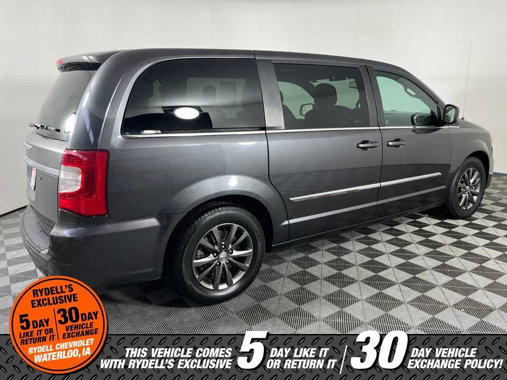 2016 Chrysler Town & Country S