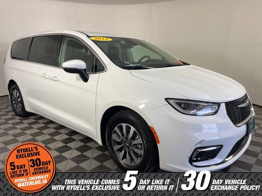 2023 Chrysler Pacifica Hybrid Touring L Hybrid's photo