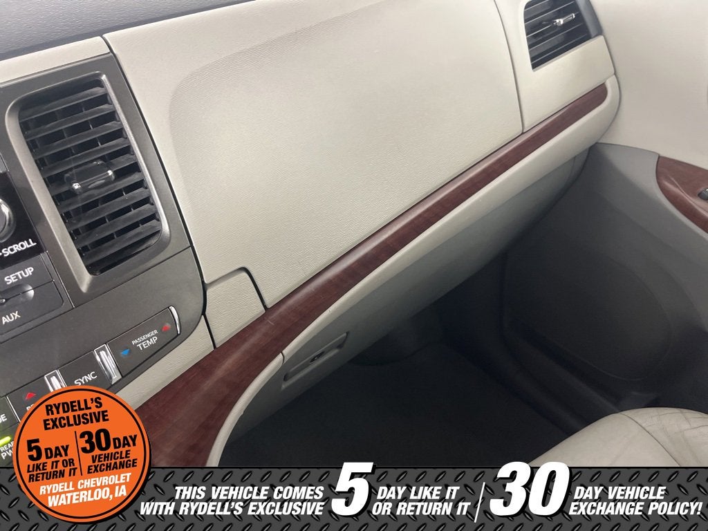 2014 Toyota Sienna XLE V6 8 Passenger